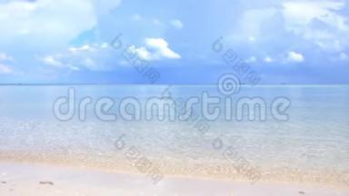令人惊叹的热带海滩。 海浪和多云的天空背景。 白沙和晶莹湛蓝的大海.. 慢动作。 3840x2160